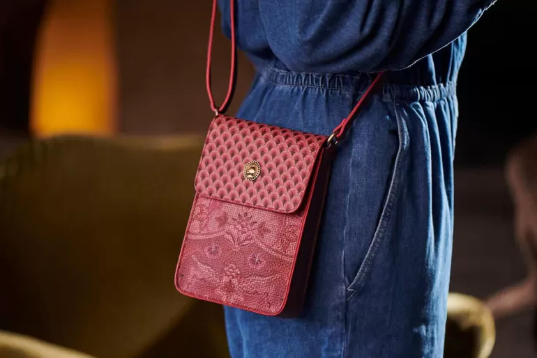 telefontasche_kyoto_festival_dunkel_4-1.webp Ümhangetaschen<Pip Studio Telefontasche Kyoto Festival Dunkel Rosa