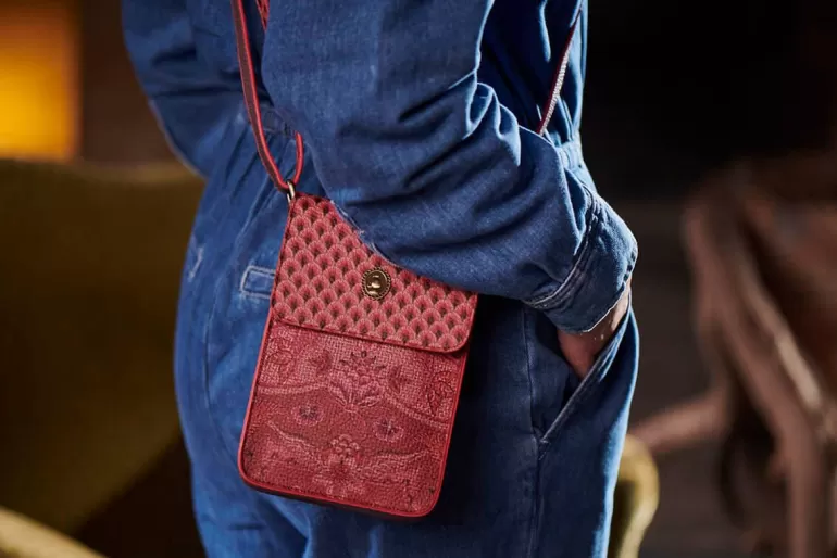 telefontasche_kyoto_festival_dunkel_5-1.webp Ümhangetaschen<Pip Studio Telefontasche Kyoto Festival Dunkel Rosa